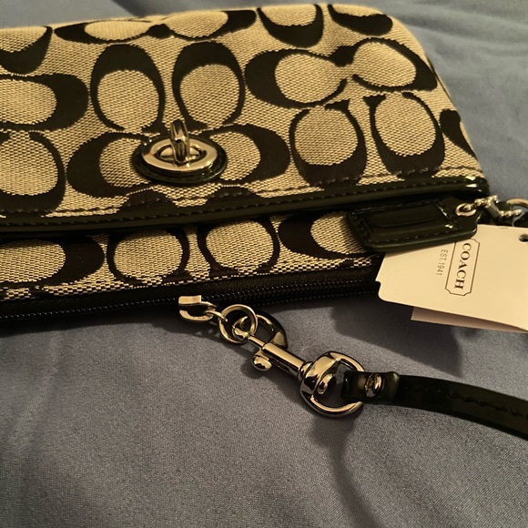 NWT Coach Park Signature Medium Wristlet - Picture 4 of 5